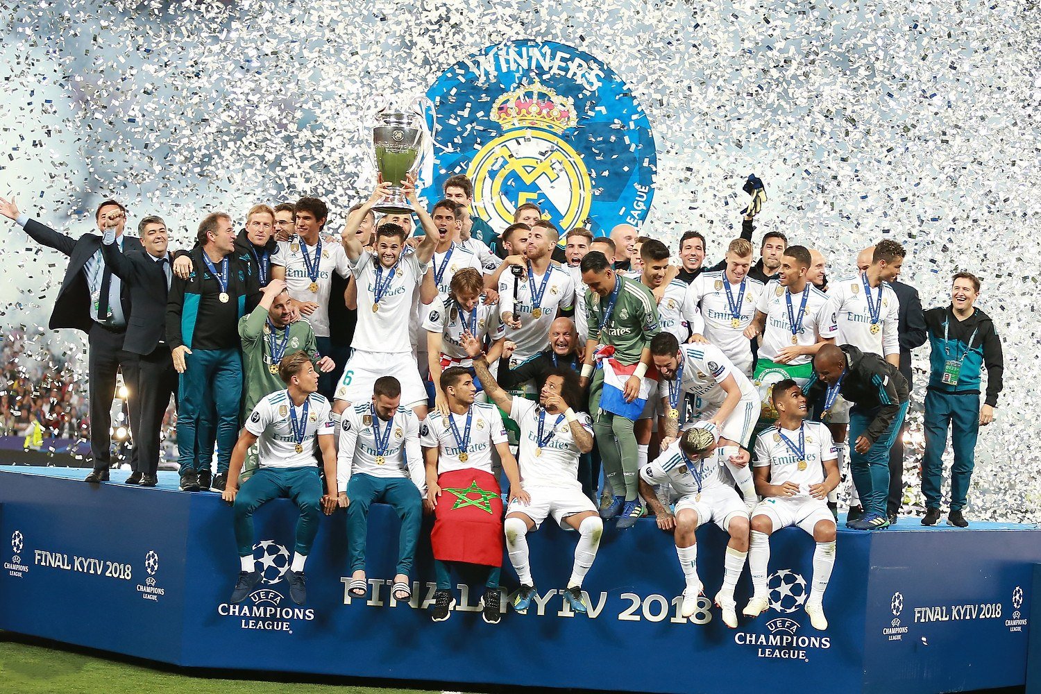Real Madrid comemora o título da Champions League de 2018 com o troféu