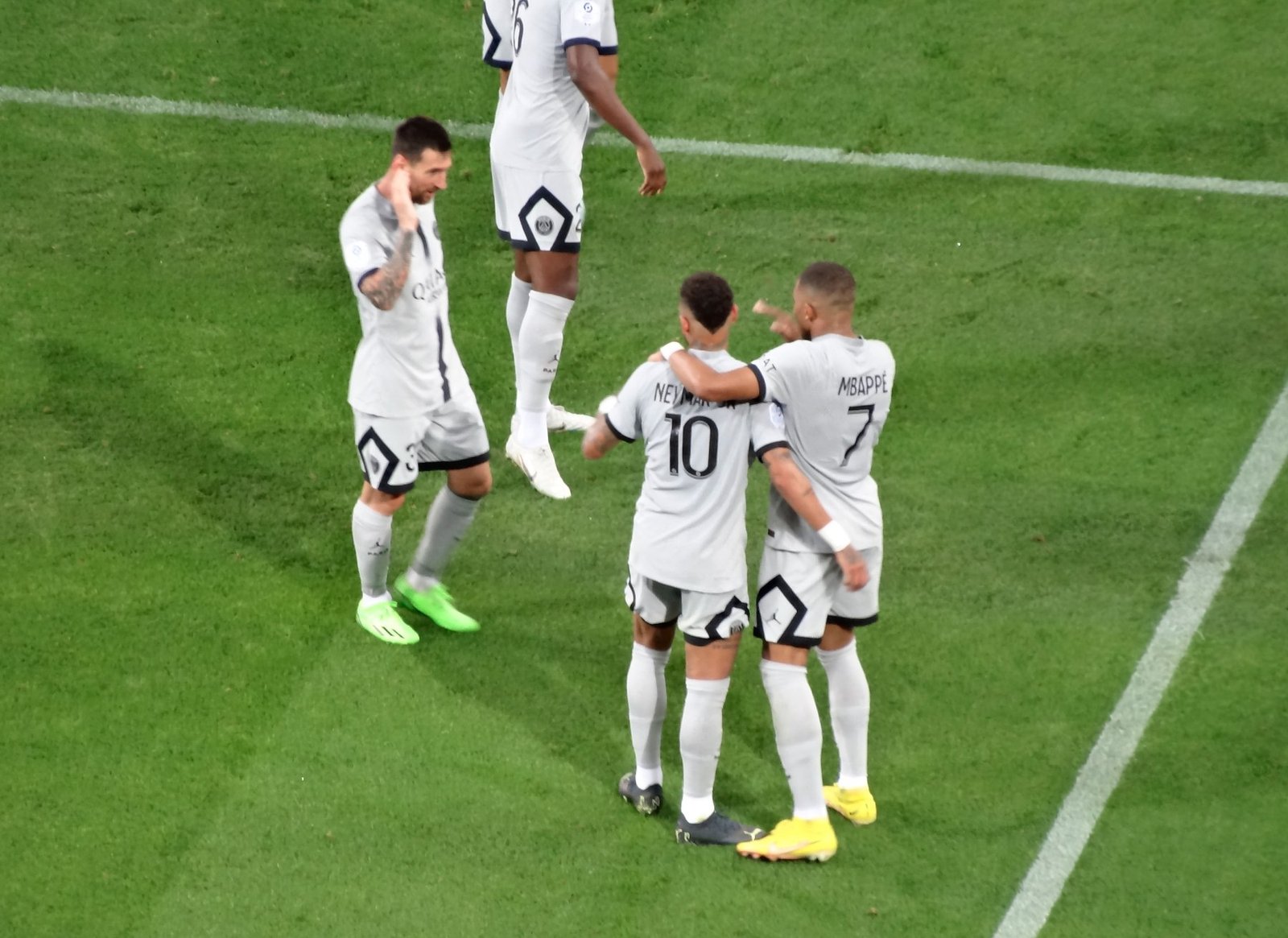 Neymar, Messi e Mbappé em uma partida pelo PSG em 2022